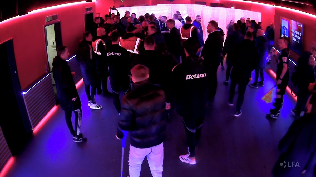 VIDEO: Hromadná šarvátka v derby. Kop do Kuchty spustil divočinu